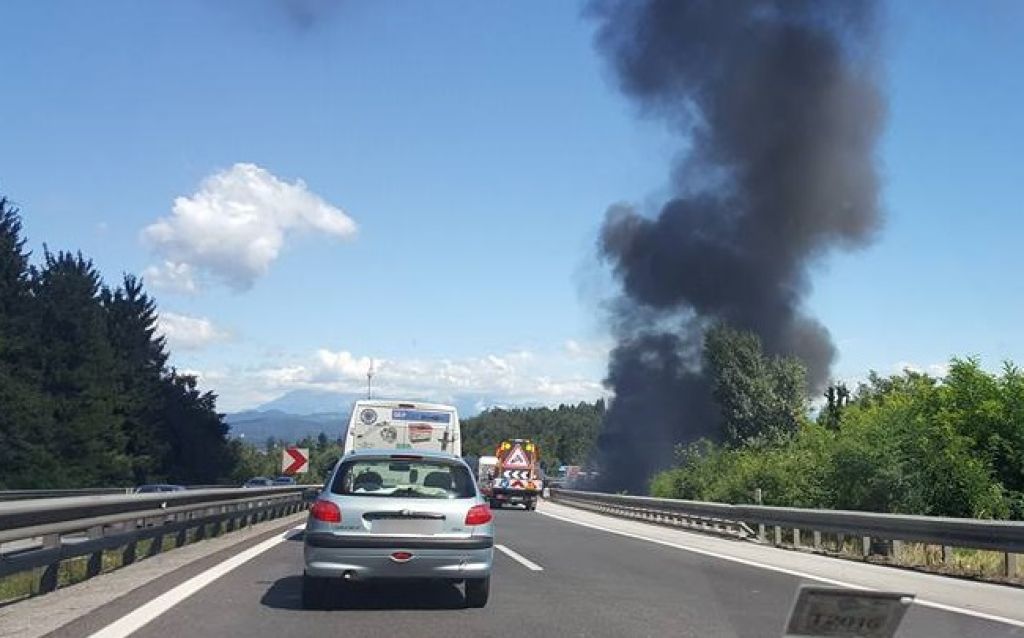 FOTO: Vozilo v ognju, avtocesta zaprta