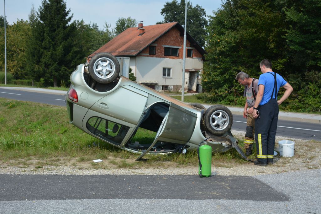 FOTO: Nesrečna voznica končala na strehi, to so posledice 