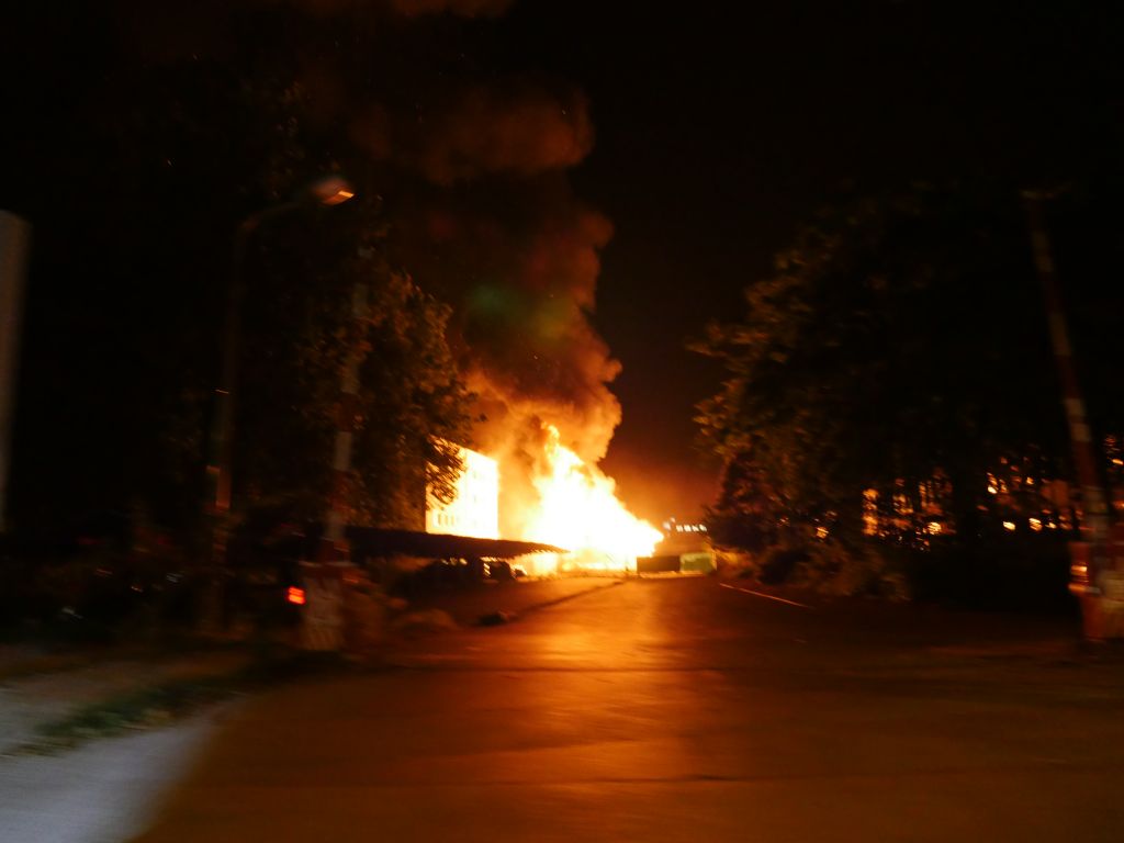 FOTO: Divji požar sredi prestolnice gasilo 82 gasilcev
