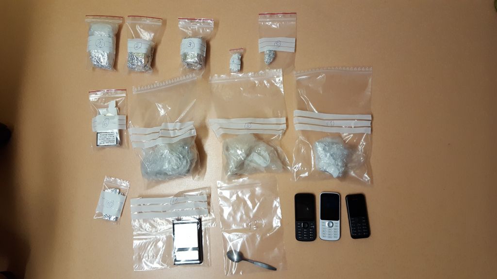 FOTO: Policijska bera: heroin, kokain, trava in prepovedana palica