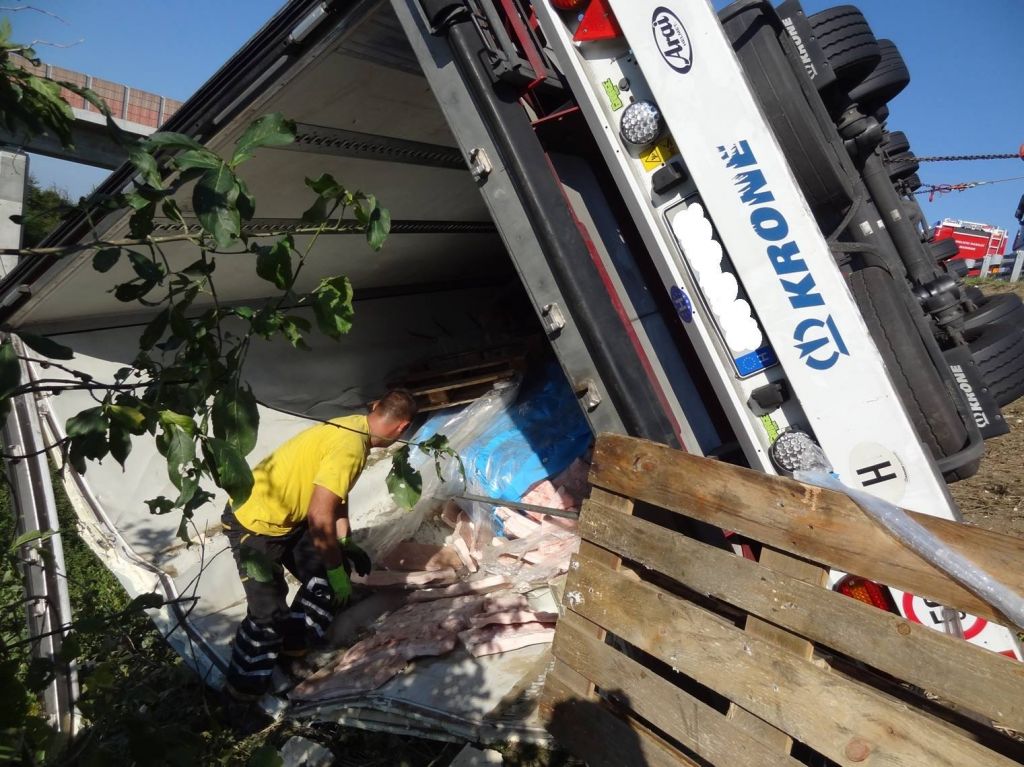 FOTO: Na avtocesti se je prevrnil tovornjak z 22 tonami slanine