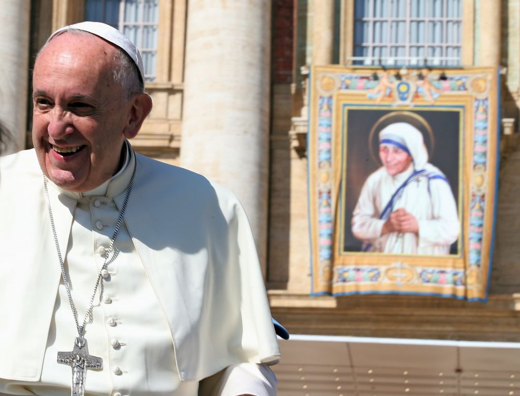 FOTO: Papež razglasil mater Terezo za svetnico