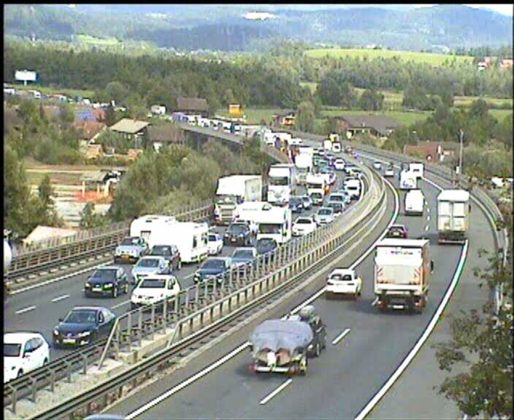 Pozor! Primorska avtocesta proti Ljubljani zaprta zaradi nesreče