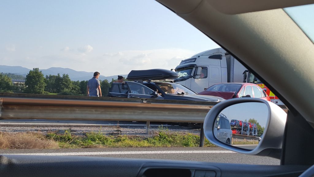 FOTO: Primorska avtocesta zaradi nesreče zaprta, nastal 4-kilometrski zastoj