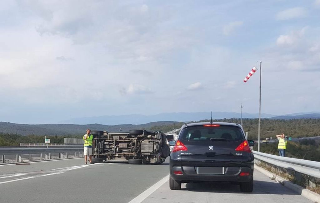 FOTO: Nesreča, da te kap: jadrnica in prevrnjeno vozilo zaprla avtocesto