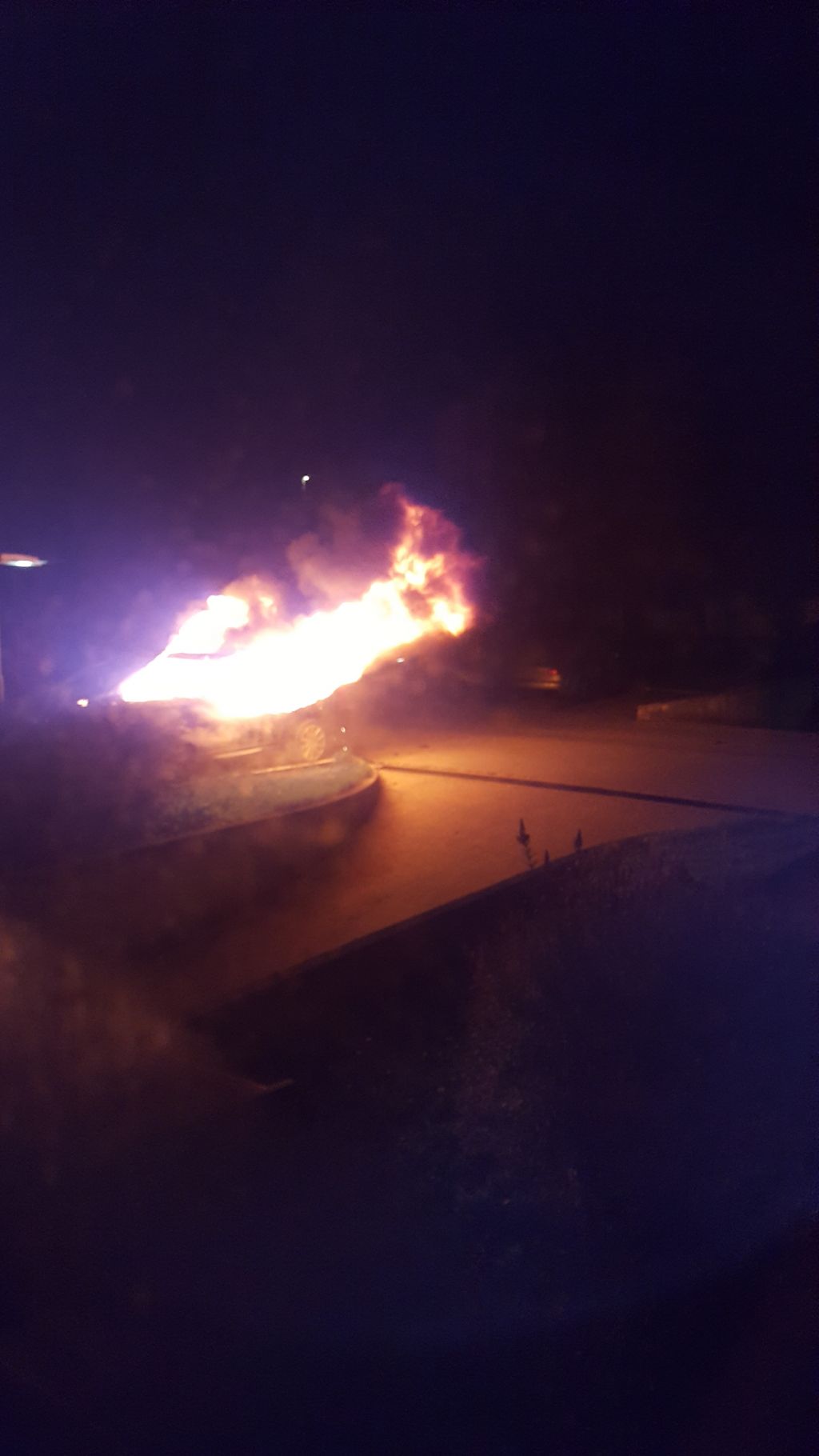 FOTO: Tako je sredi noči pogorel land rover