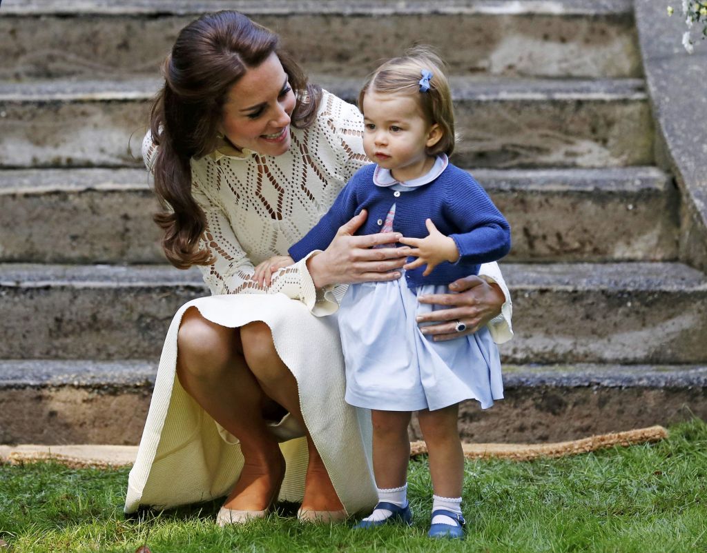 VIDEO in FOTO: Družinska sreča in stegna Kate Middleton: je pokazala preveč?