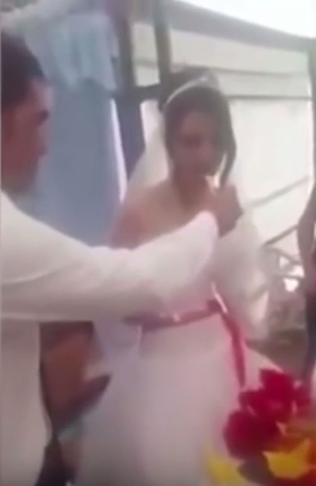 VIDEO: Ženin na poroki besno udaril nevesto