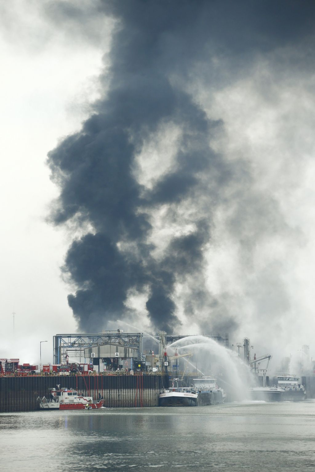 FOTO: Eksplozija v tovarni terjala smrtno žrtev, več pogrešanih