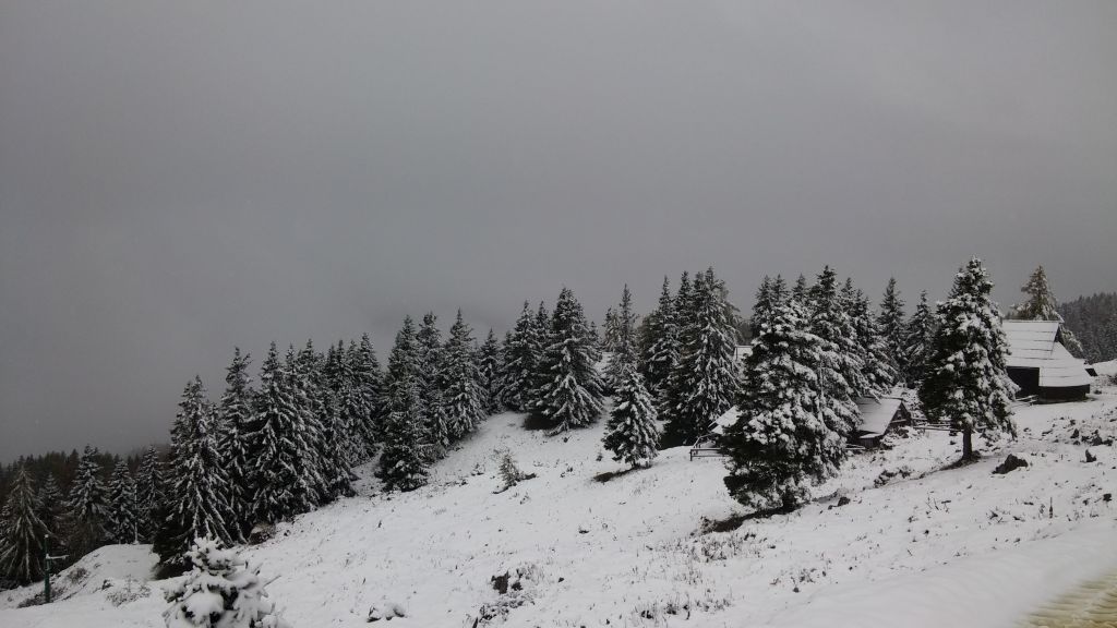 FOTO: V Sloveniji že 30 centimetrov snega!