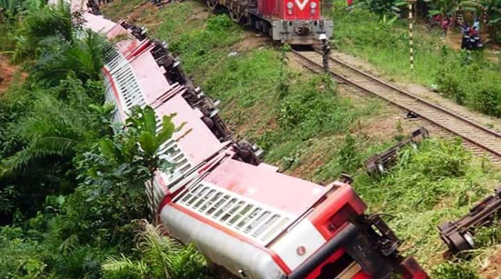 FOTO: Železniška nesreča terjala več kot 70 smrtnih žrtev