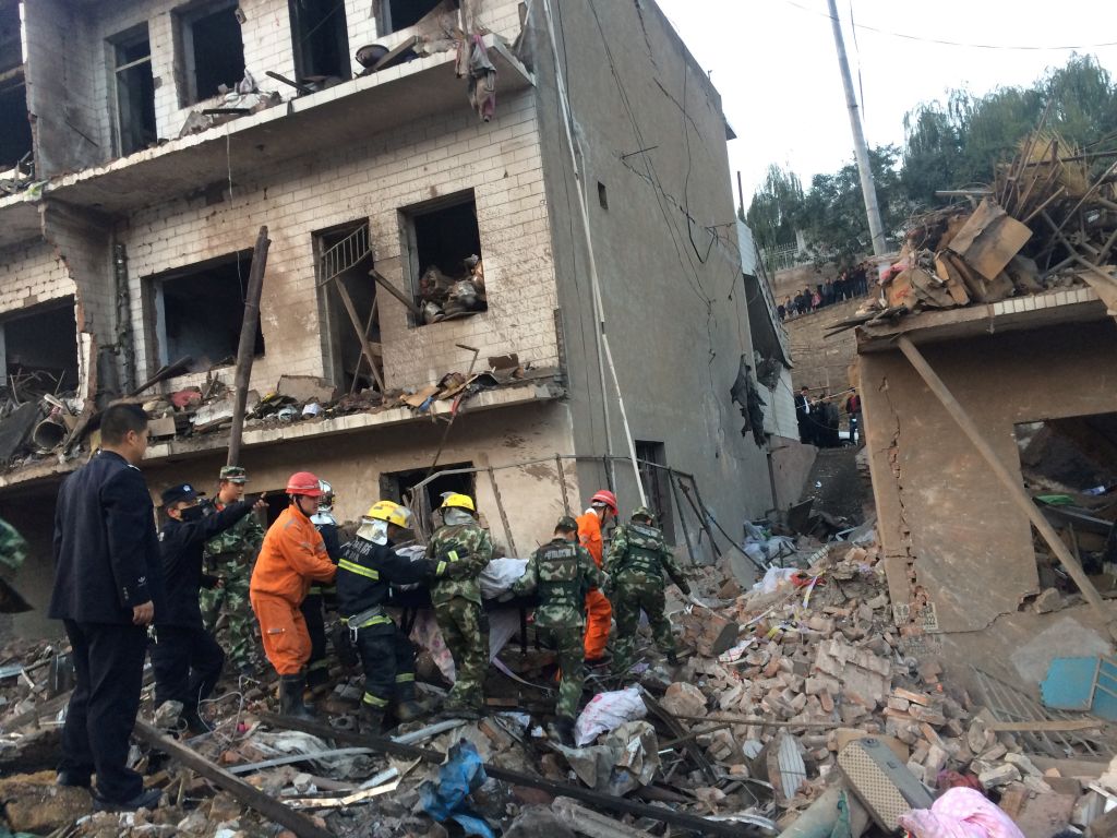 FOTO in VIDEO: Odjeknila eksplozija: več mrtvih, nekateri še pod ruševinami