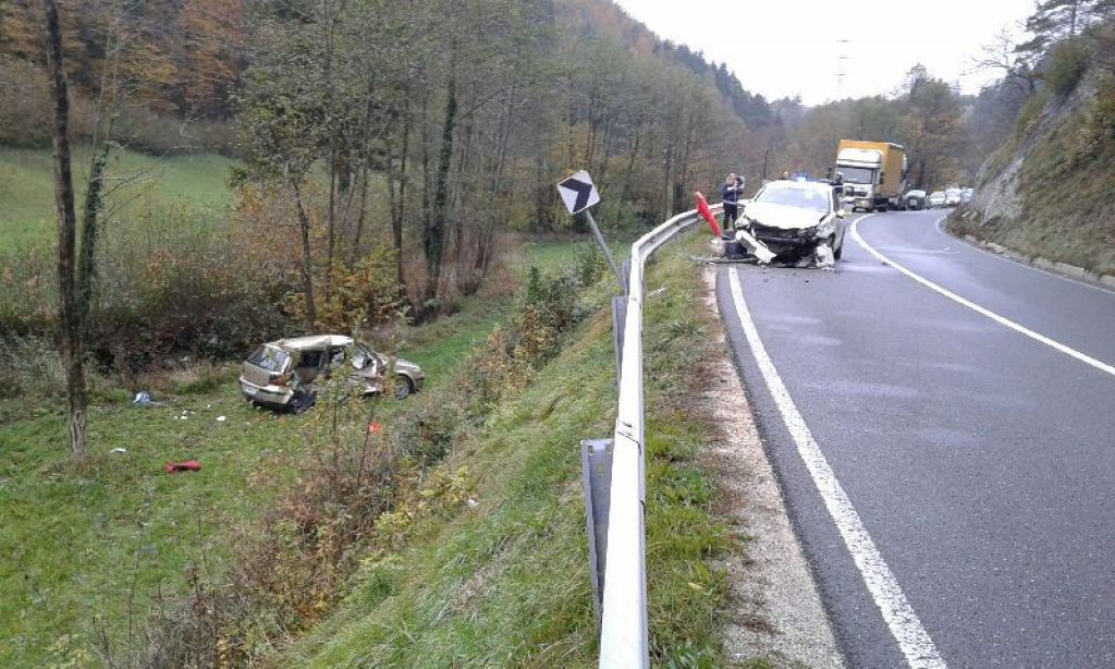FOTO: Avto odneslo tik za vodo, voznik ni preživel