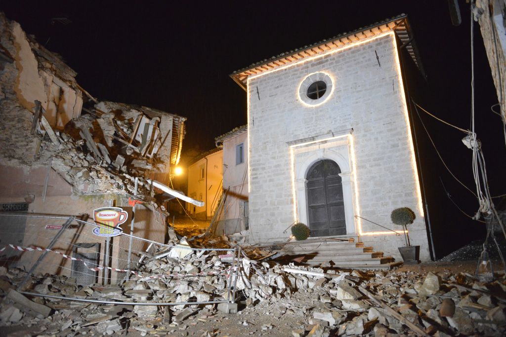 FOTO in VIDEO: Italija v strahu zaradi potresa: tresenje tal že zahtevalo življenje