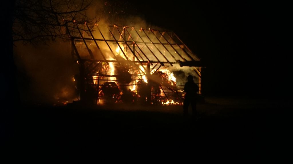 FOTO: Popolno uničenje: ogenj zajel kozolec in bale sena