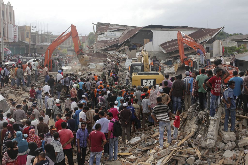 FOTO: Močan potres terjal vsaj 97 življenj, število še narašča