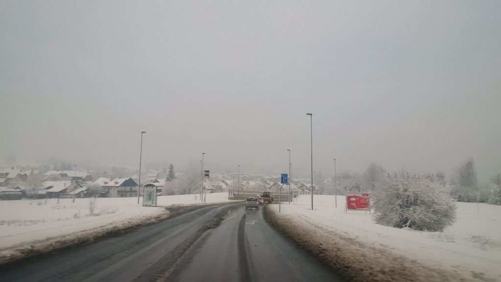 FOTO: Snega 17 cm, na cestah pa tak kaos