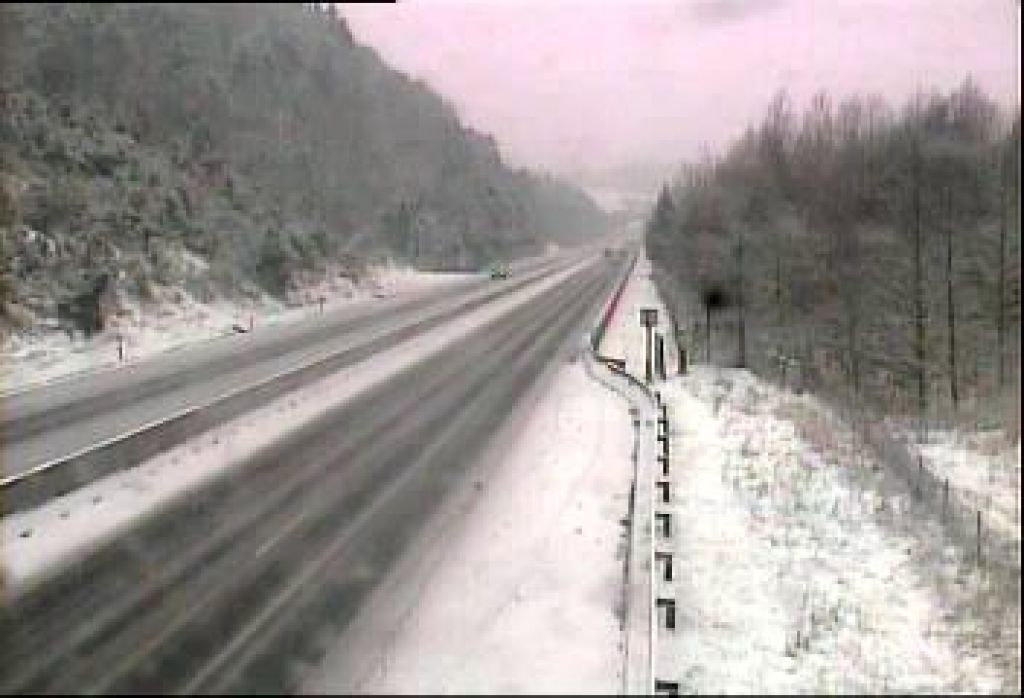 FOTO: Del Slovenije pod snegom, tako je zasnežilo avtocesto