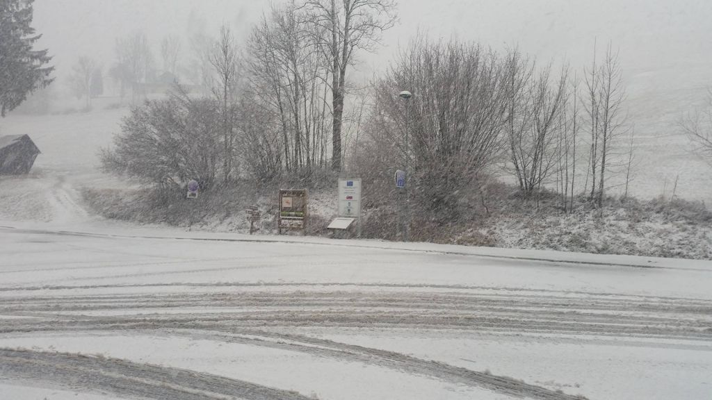 FOTO: Sneg se že prijema cestišča, v Mislinji zaprli cesto