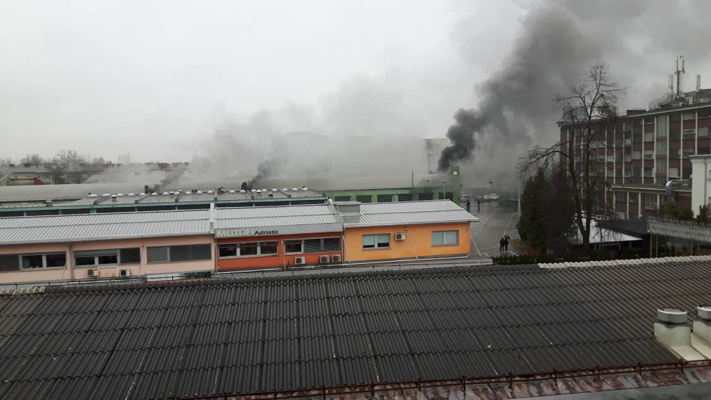 FOTO: Nad Ljubljano se vije črni dim, zagorelo na LPP