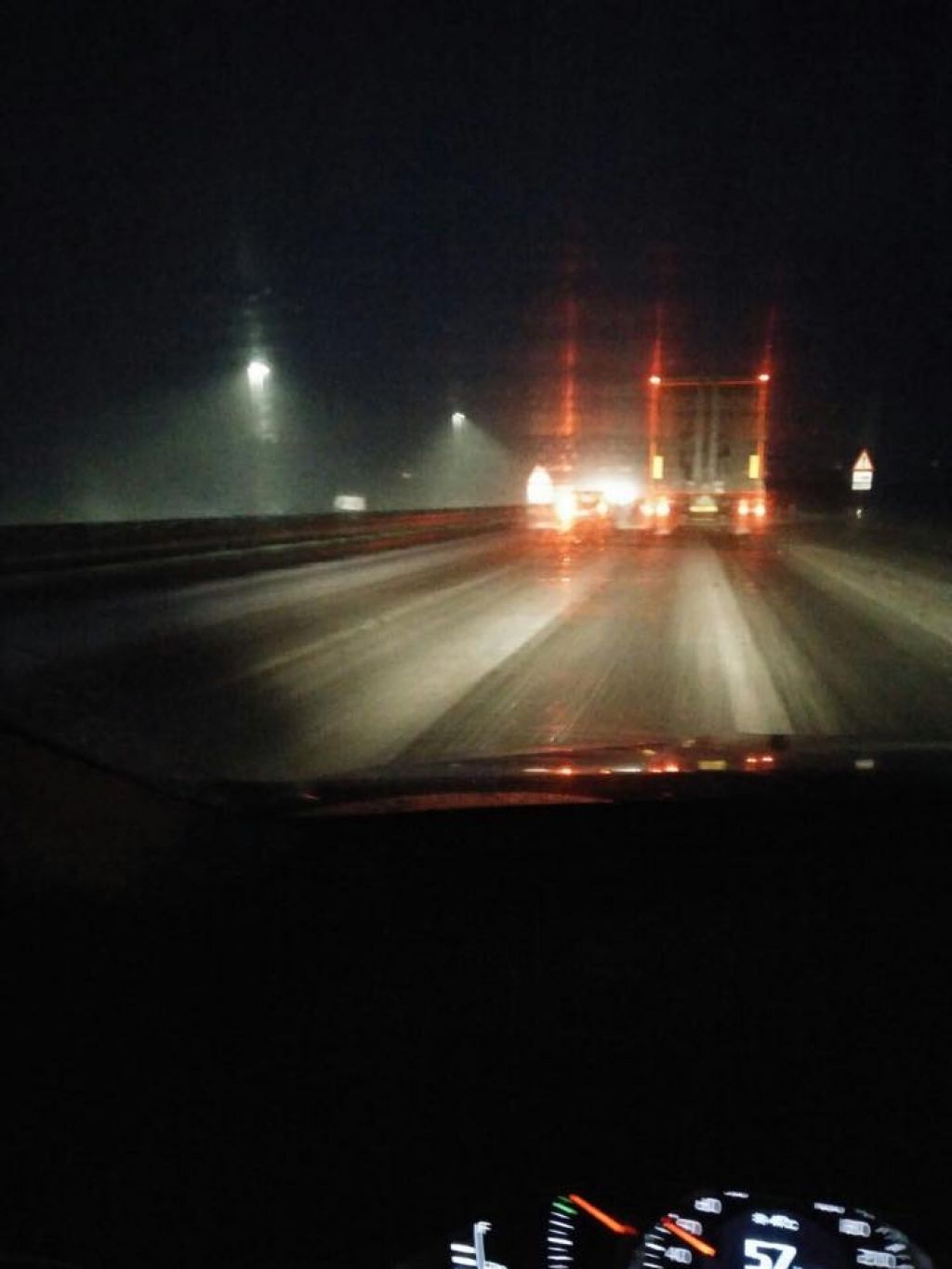FOTO: Hudo jutro na cestah: promet ovirajo nanosi snega