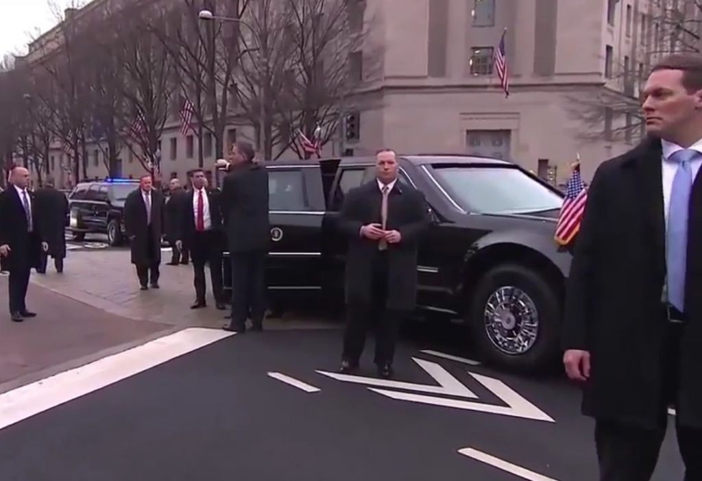 VIDEO: Limuzina s Trumpovimi se je ustavila, varnostniki so jo obkrožili
