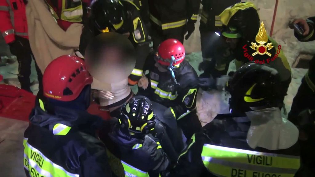 FOTO in VIDEO: Pod plazom umrlo 29 ljudi, 11 jih je preživelo