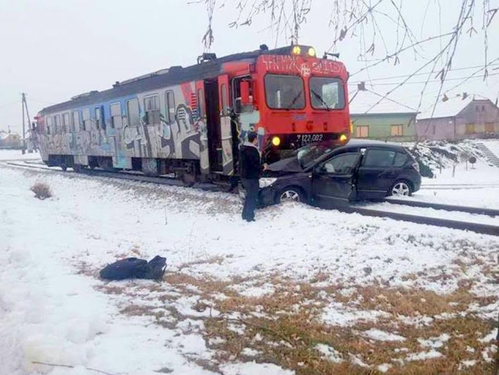 FOTO: Grozljivka! Vlak potiskal avto 50 metrov 