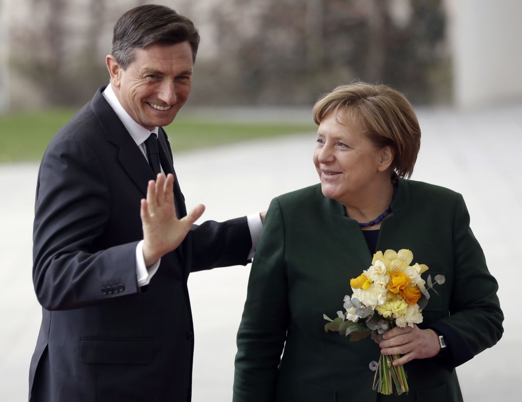 FOTO: Pahor z romantičnim šopkom k Angeli Merkel