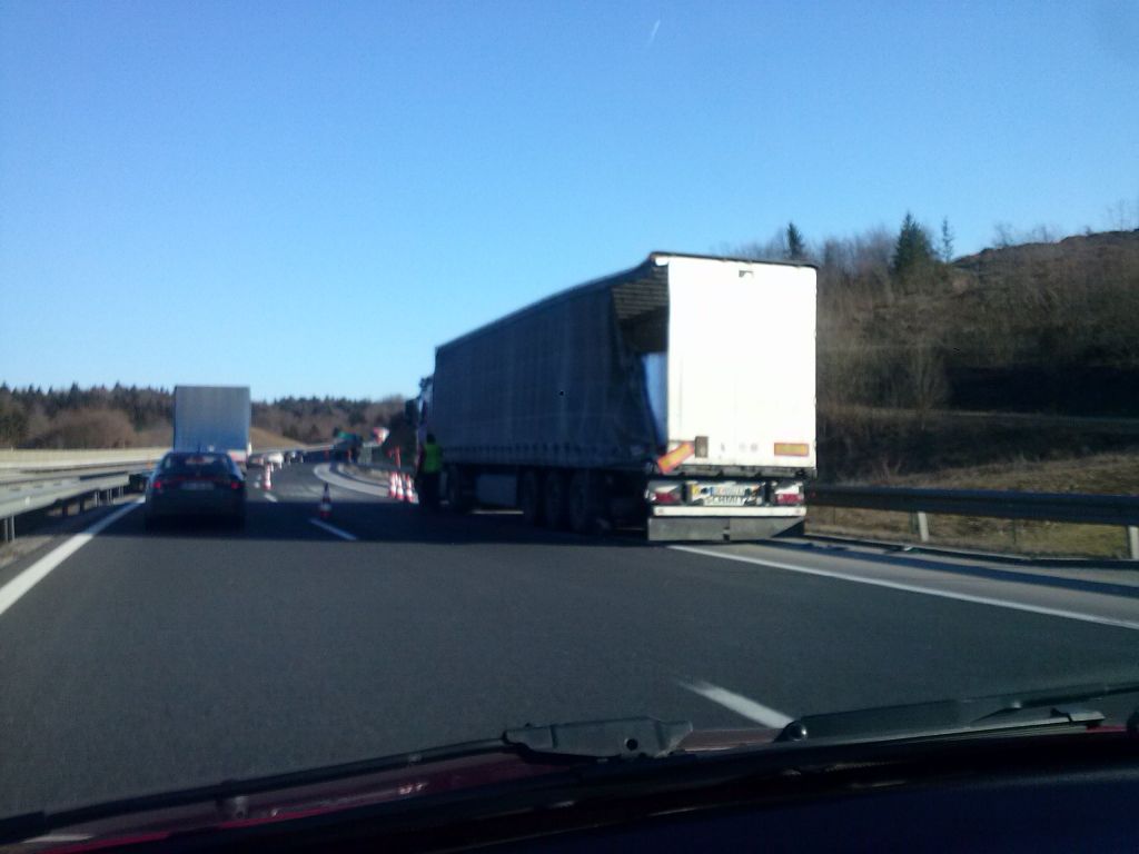 FOTO: Trčenje tovornjakov na avtocesti, vozniki pozor!