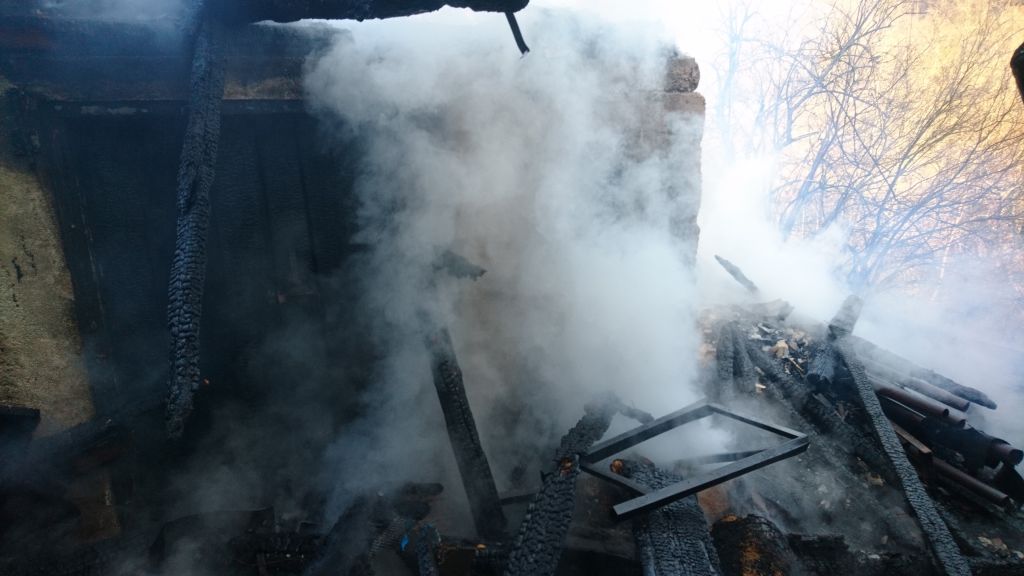 FOTO: Ogenj ga je povsem uničil, kmalu bi zagorela še hiša