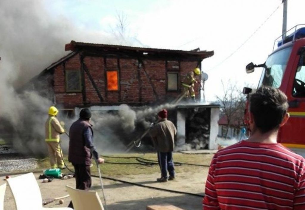 FOTO: Grozljivo: v strašnem požaru zgorela družinska hiša
