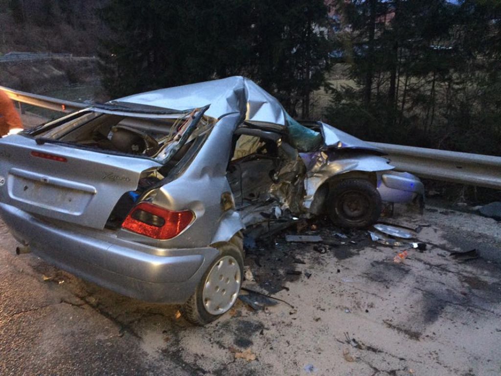 FOTO: Avto zmečkan, voznik hudo poškodovan