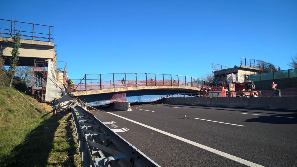 VIDEO: Grozljivka na avtocesti: porušil se je most, dva sta mrtva