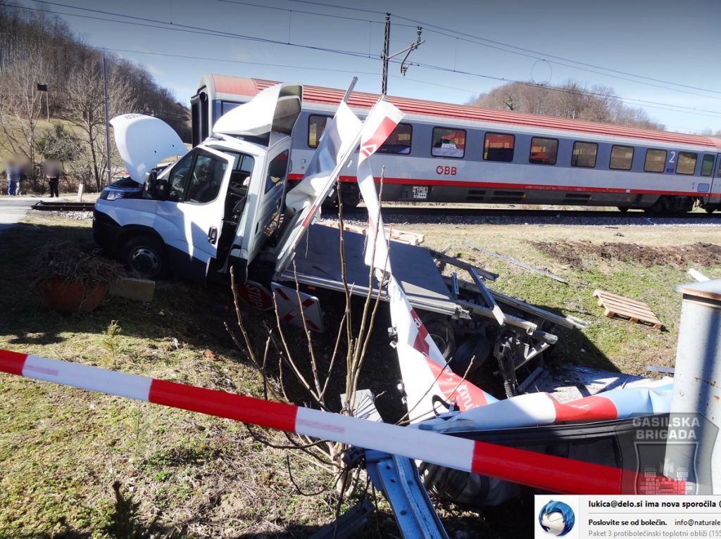 FOTO: Vlak v trčenju razbil tovornjak: 20-letni voznik ni upošteval signalizacije