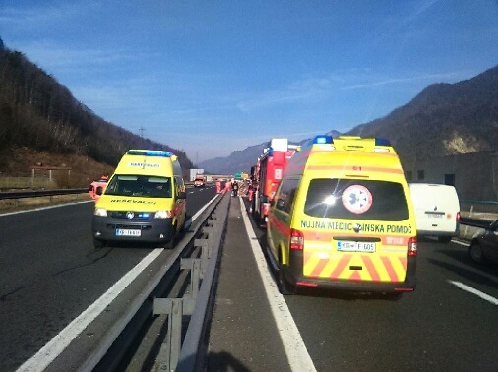 Nesreča ovira promet proti Ljubljani