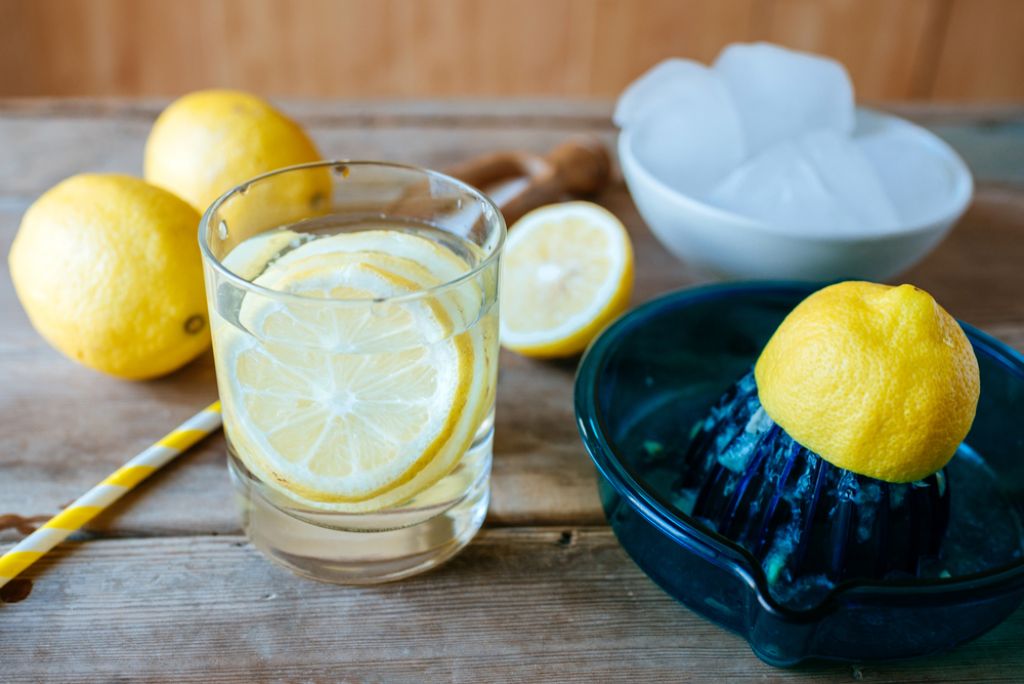 Kako voda z limono v resnici vpliva na hujšanje