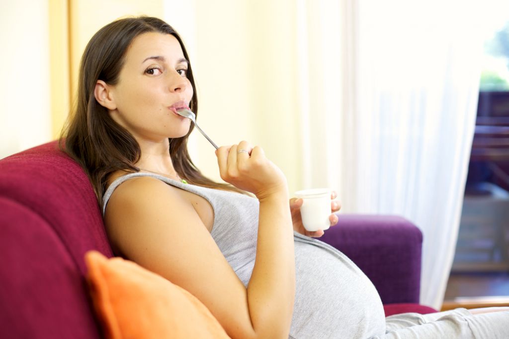 Zakaj nosečnice hrepenijo po posebni hrani