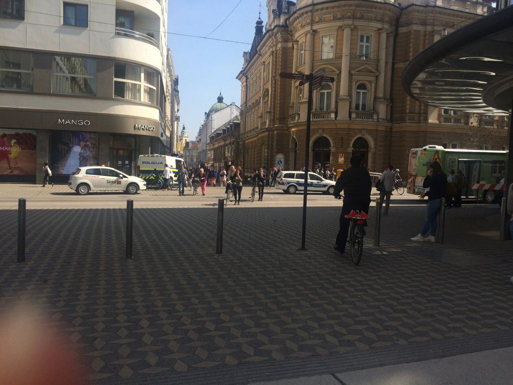 FOTO: Policisti z vozili okupirali pošto v srcu Ljubljane