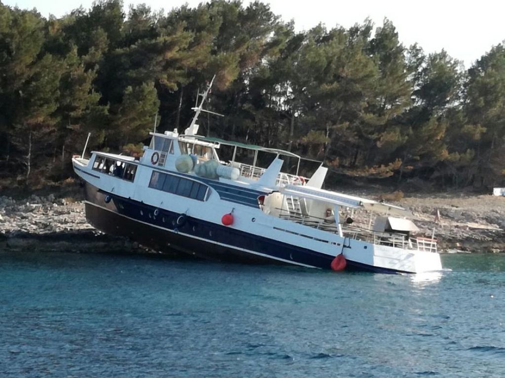 FOTO: Nor dan na Jadranu: na skalah otokov nasedli dve ladji