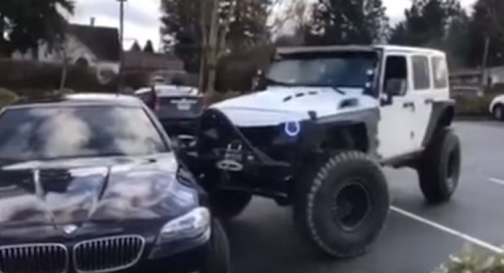 VIDEO: Voznik beemveja na dve parkirni mesti, nato pa lekcija