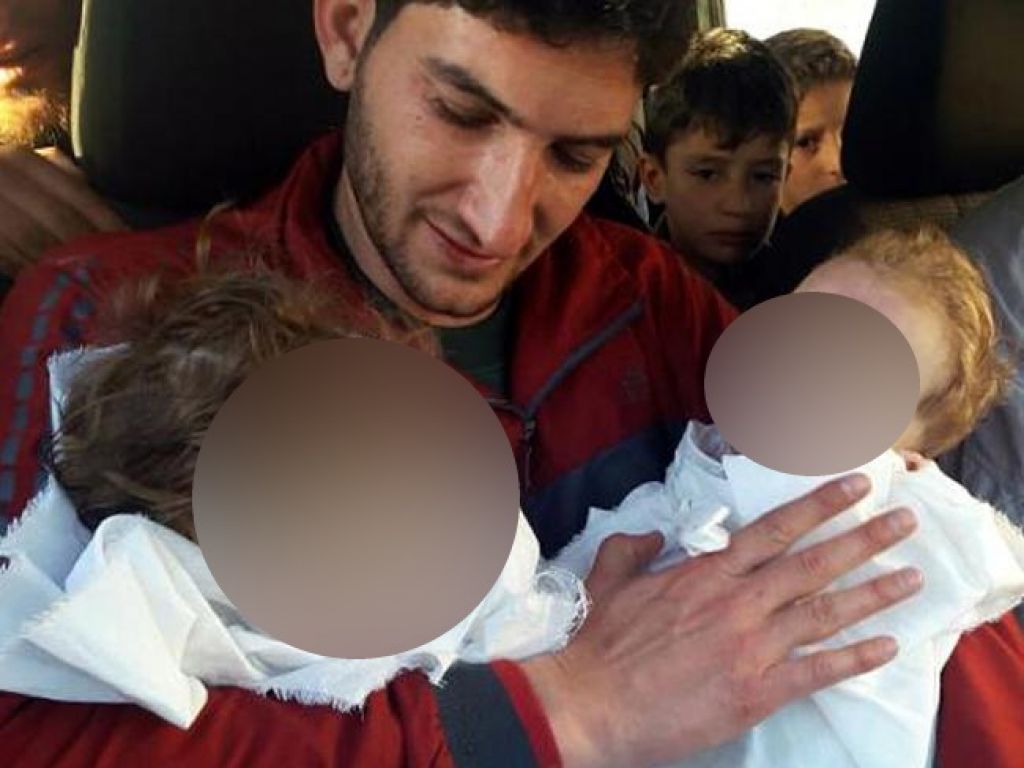 FOTO: To je fotografija, ob kateri je jokal svet: oče objema trupli dvojčkov (2) 