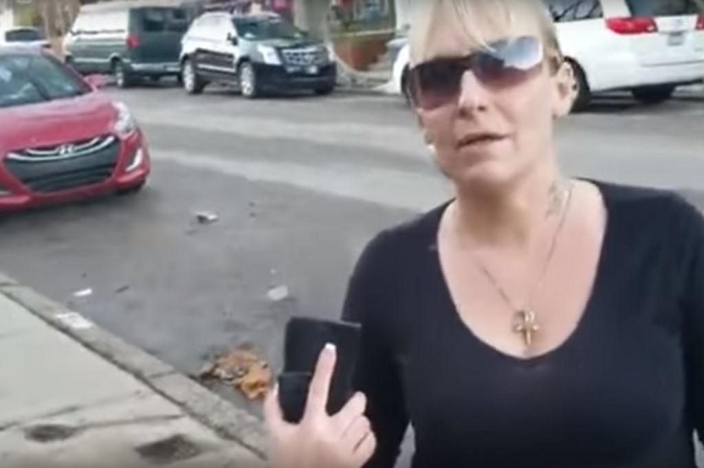 VIDEO: Prisilil jo je, da je pospravila drek za svojim psom