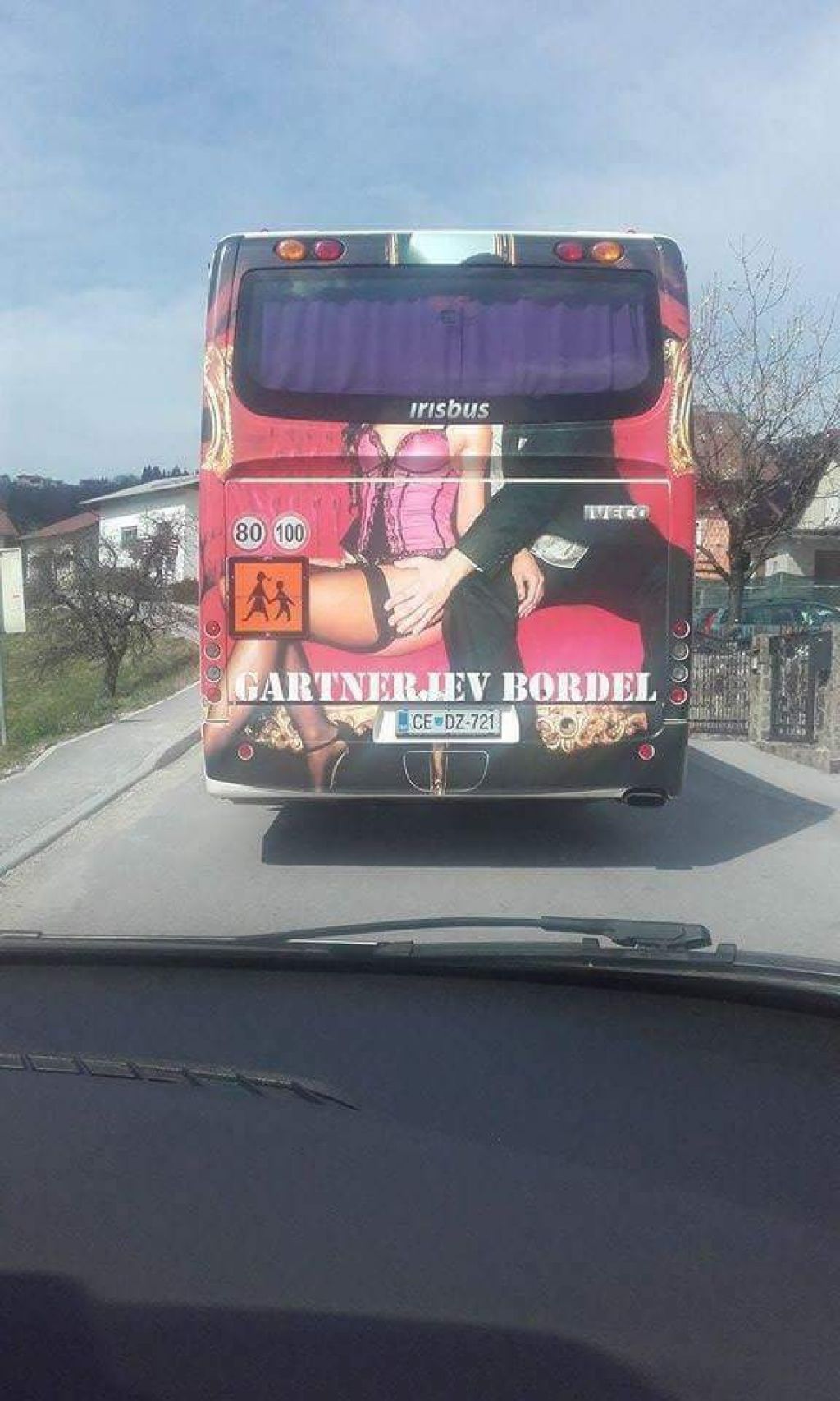 FOTO: Šolski avtobus oglašuje bordel