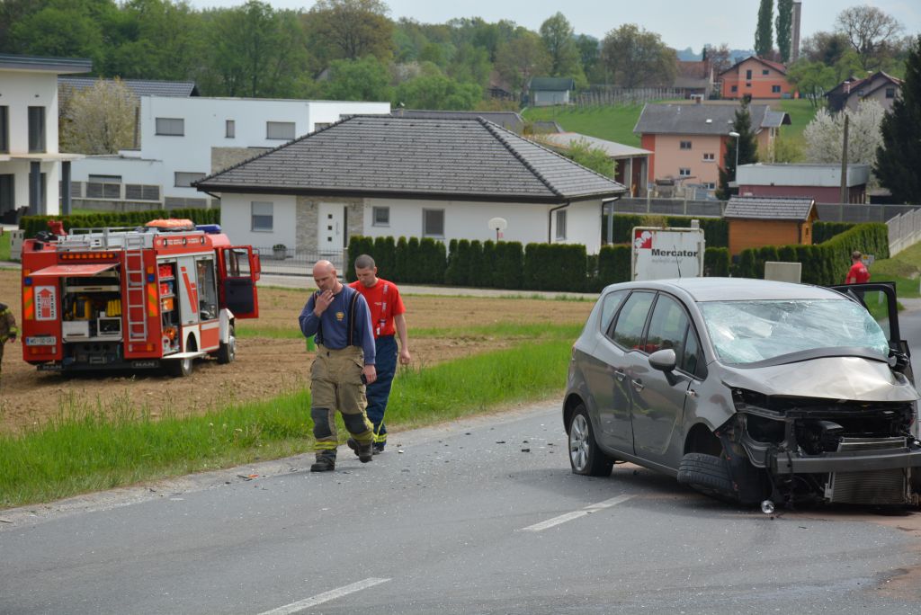 FOTO: Huda nesreča: voznica zapeljala pred gasilsko cisterno