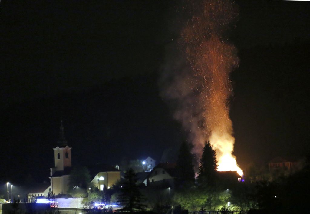 FOTO: Posnel ogenj, ki je v noči pred praznikom goltal župnišče