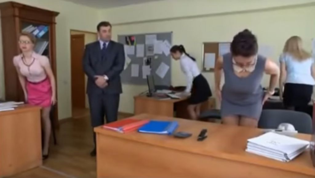 VIDEO: Šef od zaposlenih zahteva nošenje tangic! Tako jih kontrolira
