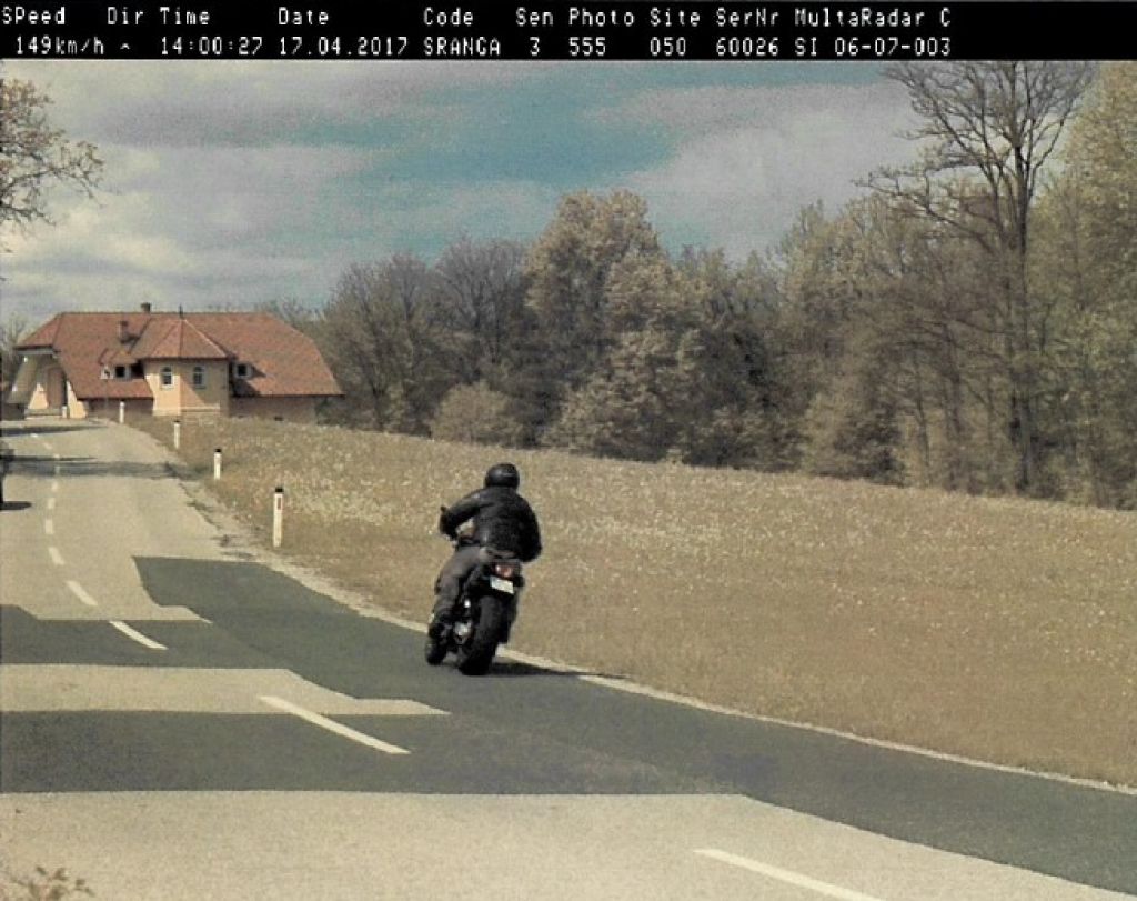 FOTO: Nespametni motorist v naselju divjal 149 km/h