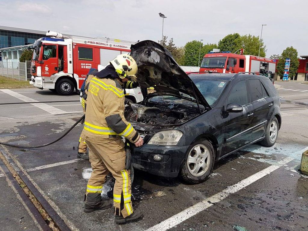 FOTO: Mercedes v plamenih
