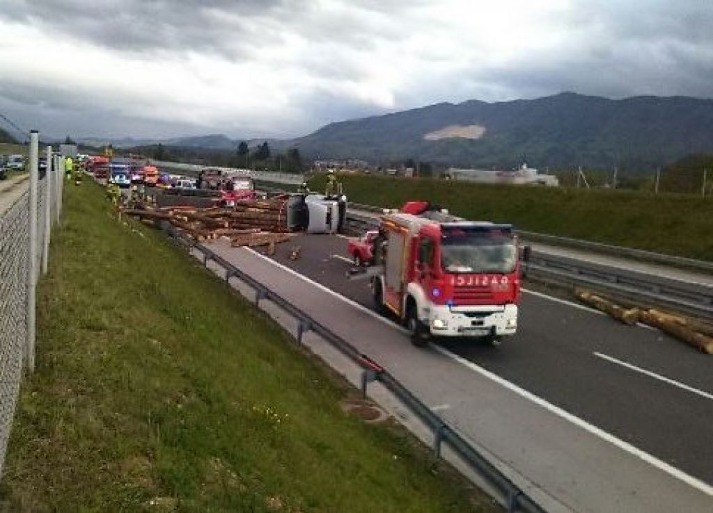 FOTO: Zaradi nesreče pet ur neprevozna avtocesta